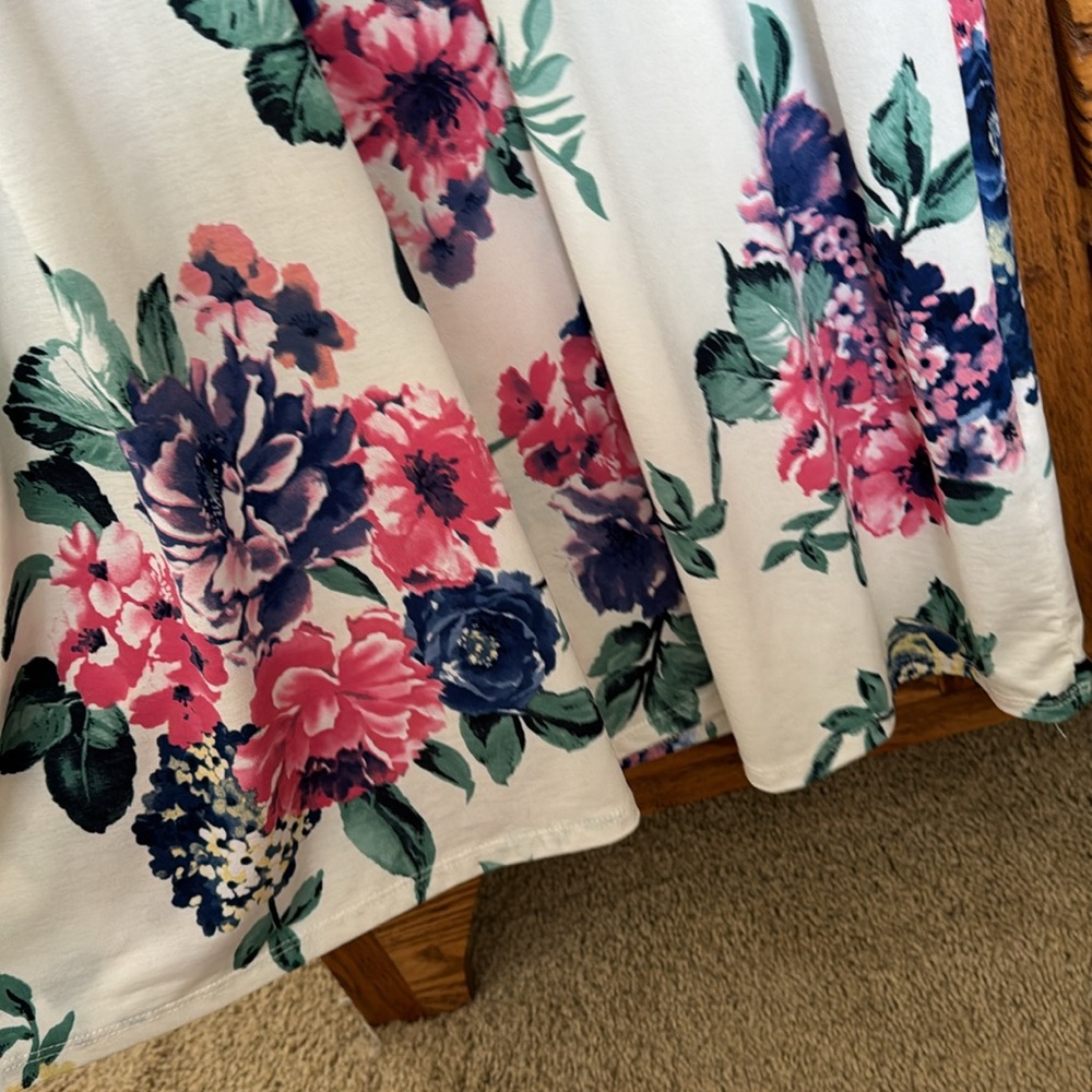 Like new maxi dress, size medium, stretchy material - Picture 5 of 5